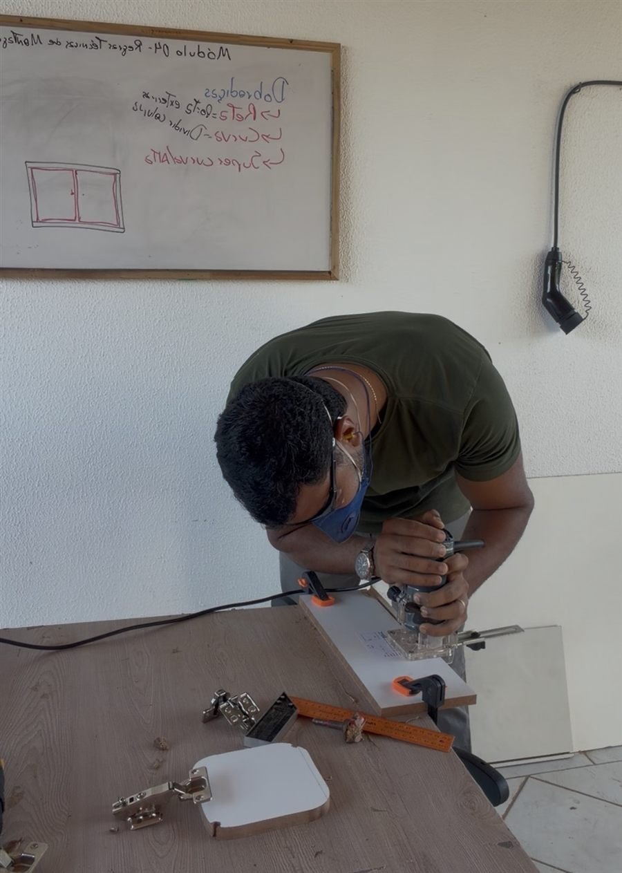 Instrutor usando a tupia com máscara, óculos de proteção e protetor auricular